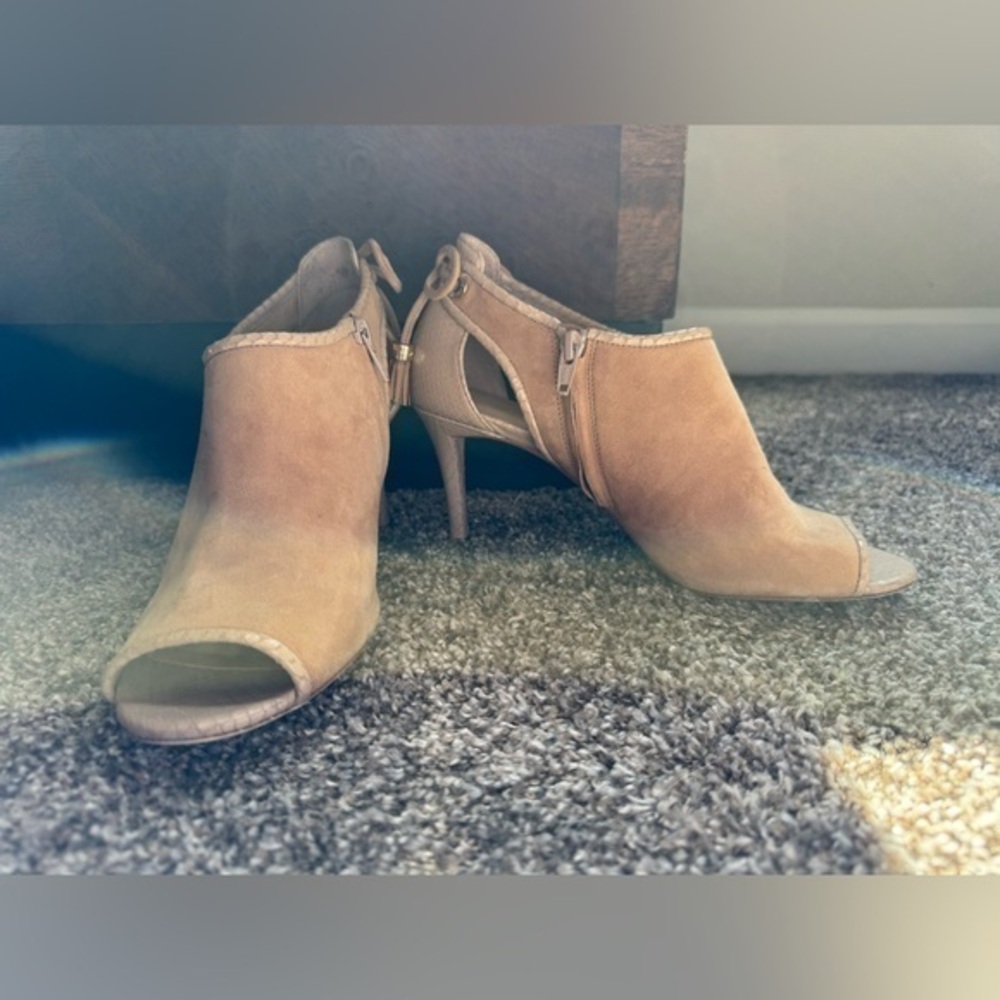 Michael Kors tan heels with tassel Women’s size 8.5